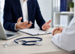Consultation entre un recruteur spécialisé santé et un médecin dans le cadre d'un recrutement médical.