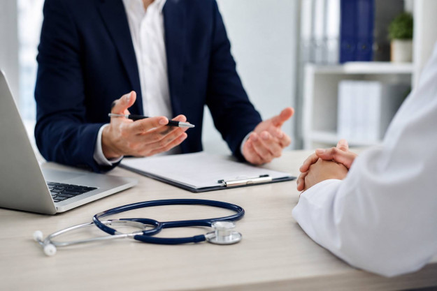 Consultation entre un recruteur spécialisé santé et un médecin dans le cadre d'un recrutement médical.