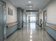 Couloir d’hôpital moderne et épuré illustrant un protocole RH de retour au travail après événement indésirable grave